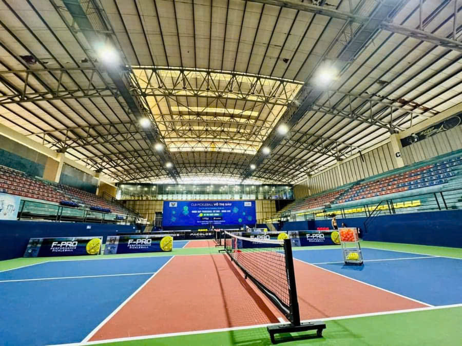 Hình ảnh sân Pickleball với hệ thống đèn LED hiện đại
