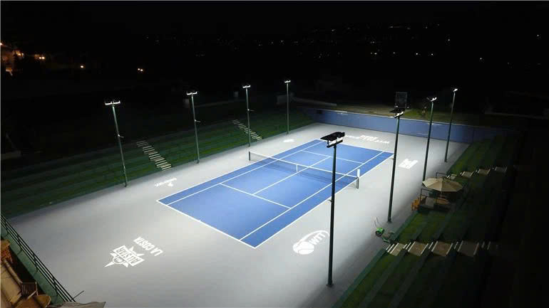 Hệ thống đèn LED lắp đặt trên sân Pickleball ban đêm